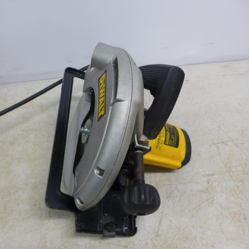 2080 - A DeWalt DW62 240v circular saw with spare blade