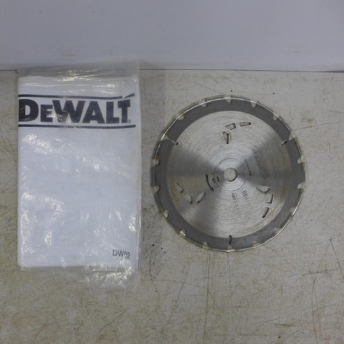 2080 - A DeWalt DW62 240v circular saw with spare blade