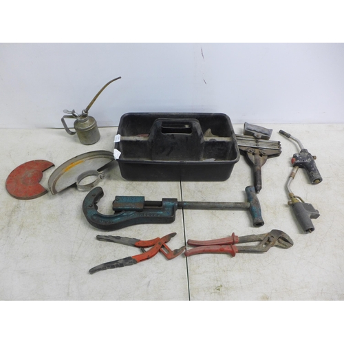 2084 - A box of assorted hand tools including Record No.103 pipe cutter, a Tucker Fastener Ltd manual rivet... 