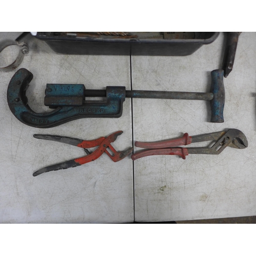 2084 - A box of assorted hand tools including Record No.103 pipe cutter, a Tucker Fastener Ltd manual rivet... 