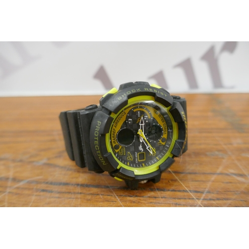 2183 - A mens diver's style digital watch with resin strap