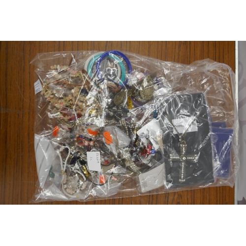 2185 - A bag of costume jewellery