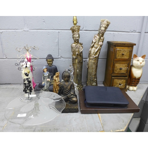 1017 - A collection of oriental figures, glassware, etc. **PLEASE NOTE THIS LOT IS NOT ELIGIBLE FOR IN-HOUS... 