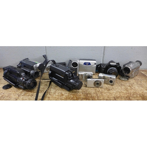 1034 - A quantity of video cameras and older digital cameras **PLEASE NOTE THIS LOT IS NOT ELIGIBLE FOR IN-... 