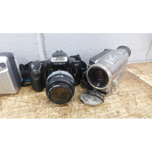 1034 - A quantity of video cameras and older digital cameras **PLEASE NOTE THIS LOT IS NOT ELIGIBLE FOR IN-... 