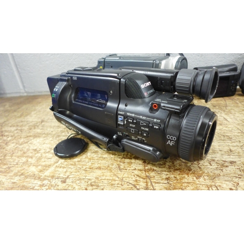 1034 - A quantity of video cameras and older digital cameras **PLEASE NOTE THIS LOT IS NOT ELIGIBLE FOR IN-... 