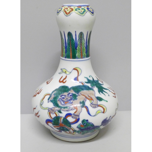 606 - A Chinese porcelain Qing Yongzheng vase, a/f