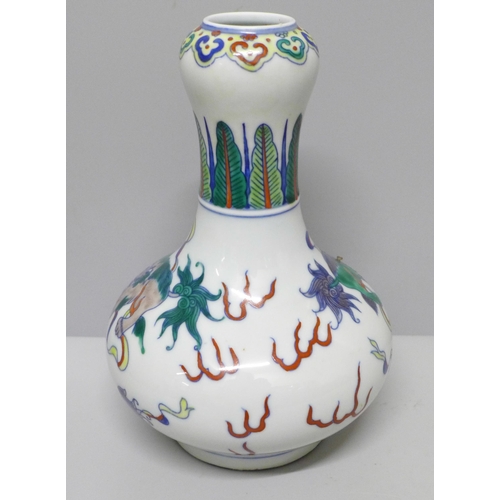 606 - A Chinese porcelain Qing Yongzheng vase, a/f