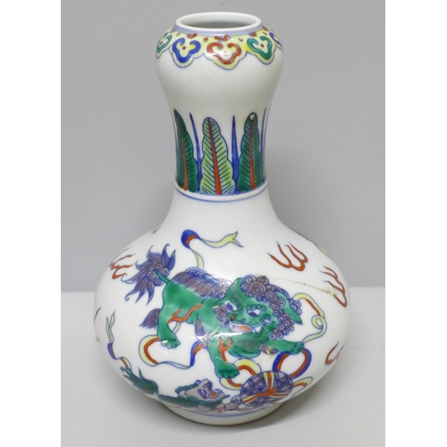 606 - A Chinese porcelain Qing Yongzheng vase, a/f