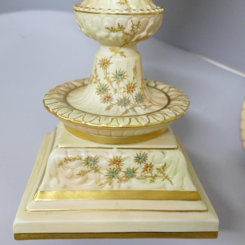 610 - A Grainger's Royal China Works gilt ivory vase and pierced cover, 19th Century (lid discoloured, res... 