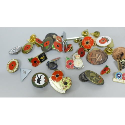 625 - A tub of fifty military related badges