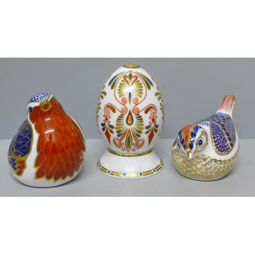 633C - Two Royal Crown Derby bird paperweights, Robin and Goldcrest with gold stoppers and a Royal Crown De... 