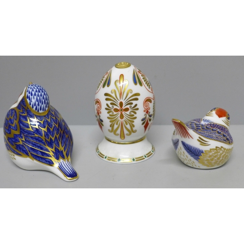 633C - Two Royal Crown Derby bird paperweights, Robin and Goldcrest with gold stoppers and a Royal Crown De... 