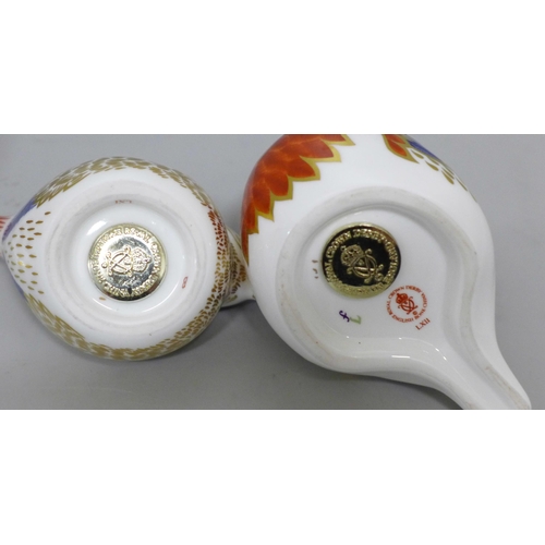 633C - Two Royal Crown Derby bird paperweights, Robin and Goldcrest with gold stoppers and a Royal Crown De... 