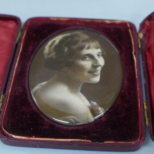 638 - Two cigarette cases, desk calendar, a Duplex Addiator, a plated musical compact and a cased portrait... 