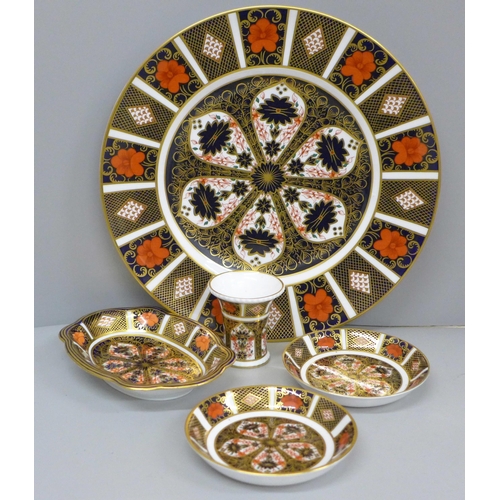 646 - Royal Crown Derby 1128 pattern china; dinner plate, three trinket dishes (one boxed) and small vase,... 