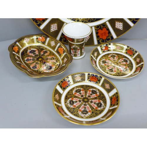 646 - Royal Crown Derby 1128 pattern china; dinner plate, three trinket dishes (one boxed) and small vase,... 