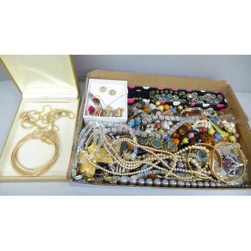 660 - Costume jewellery - some vintage including Pilgrim bangle and silver clasped pearl necklace and bead... 