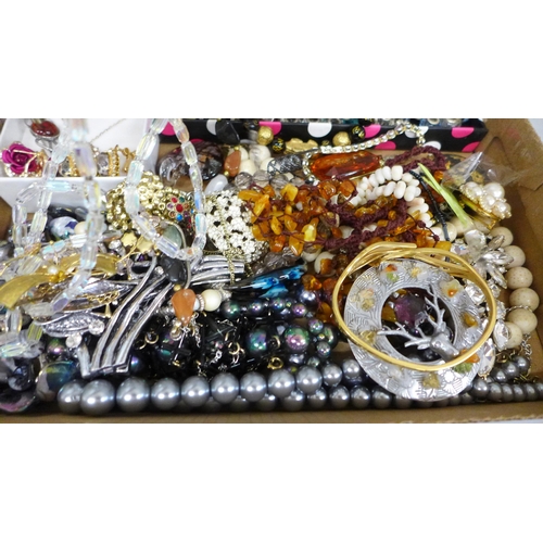 660 - Costume jewellery - some vintage including Pilgrim bangle and silver clasped pearl necklace and bead... 