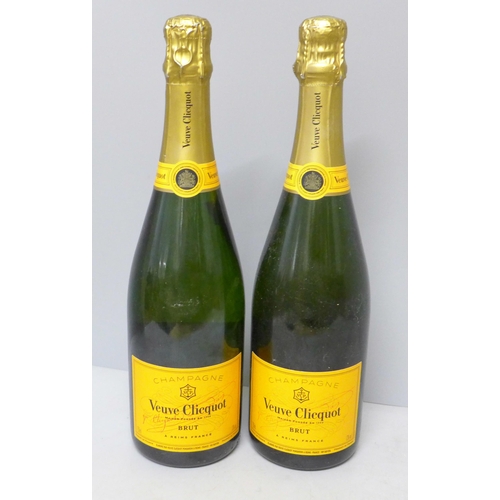 782 - Two bottles of Veuve Clicquot Brut champagne, 750ml **PLEASE NOTE THIS LOT IS NOT ELIGIBLE FOR IN-HO... 