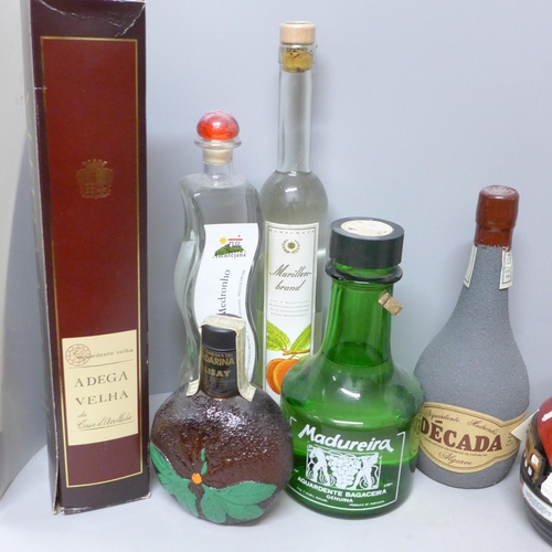 785 - A bottle of Old Brigand Barbados rum, a bottle of Descobrimento Licor, a bottle of Mandarina and eig... 