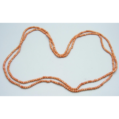 960 - A long coral necklace, 24g, 120cm