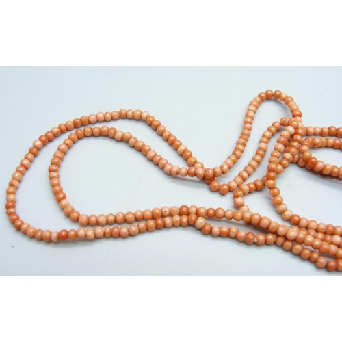 960 - A long coral necklace, 24g, 120cm