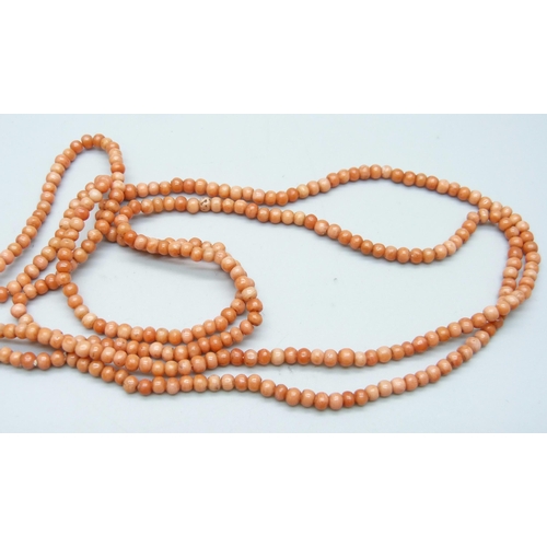 960 - A long coral necklace, 24g, 120cm