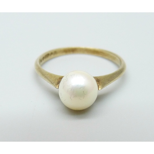 965 - A 9ct gold ring set with cultured pearl, 1.6g, L