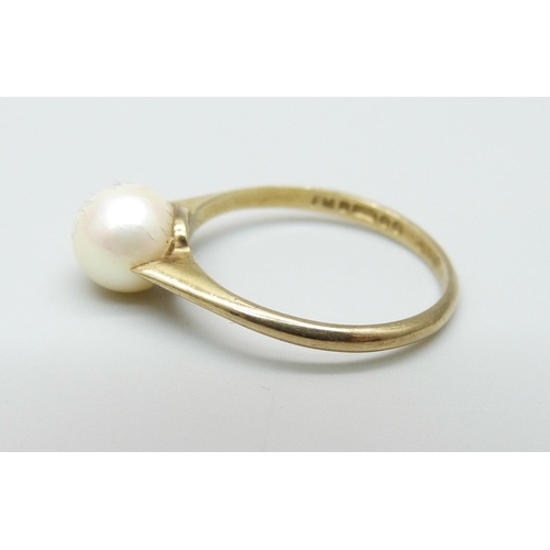 965 - A 9ct gold ring set with cultured pearl, 1.6g, L