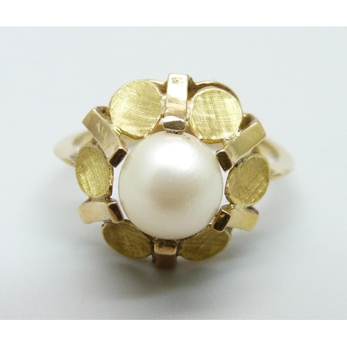 968 - A Victorian yellow metal ring set with a cultured pearl, 3.1g, L, tests as 18ct gold