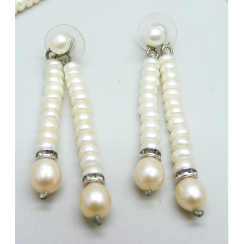 974 - A set of cultured pearls with matching earrings