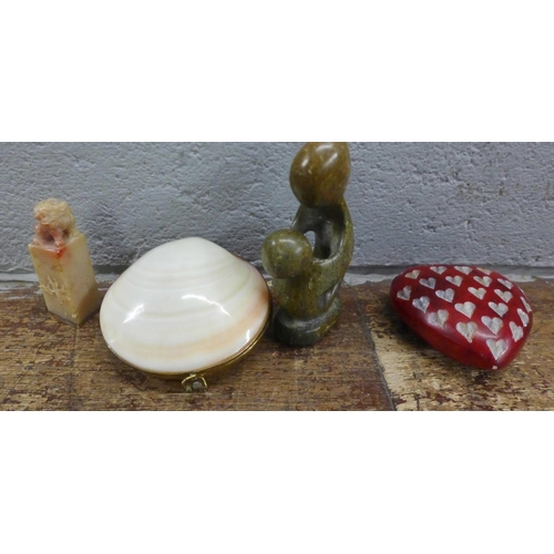 982 - A selection of onyx and semi precious stoneware, etc. **PLEASE NOTE THIS LOT IS NOT ELIGIBLE FOR IN-... 