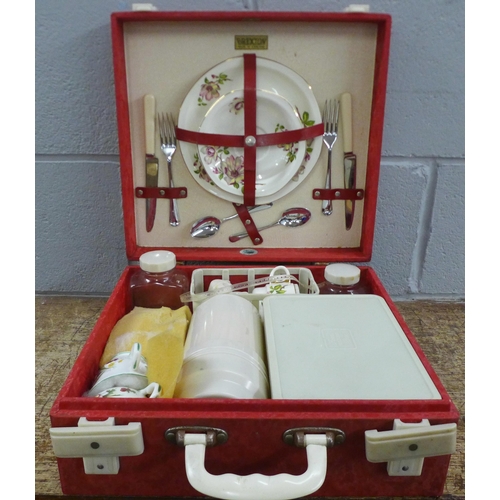 992 - A Brexton picnic hamper with Crown Staffordshire china, cased **PLEASE NOTE THIS LOT IS NOT ELIGIBLE... 