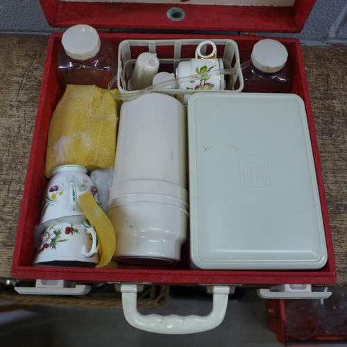 992 - A Brexton picnic hamper with Crown Staffordshire china, cased **PLEASE NOTE THIS LOT IS NOT ELIGIBLE... 