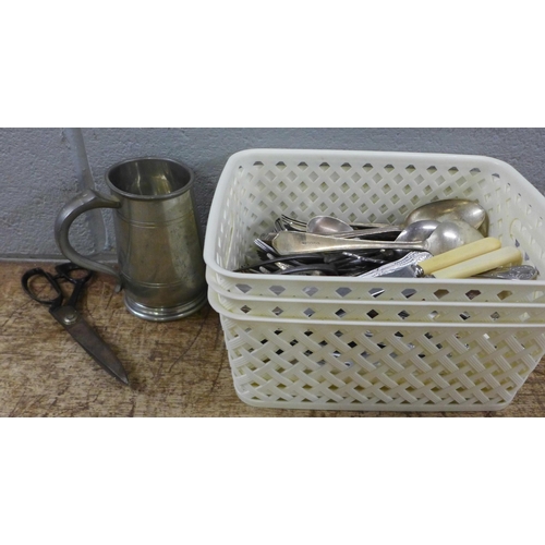 995 - A collection of flatware, etc. **PLEASE NOTE THIS LOT IS NOT ELIGIBLE FOR IN-HOUSE POSTING AND PACKI... 