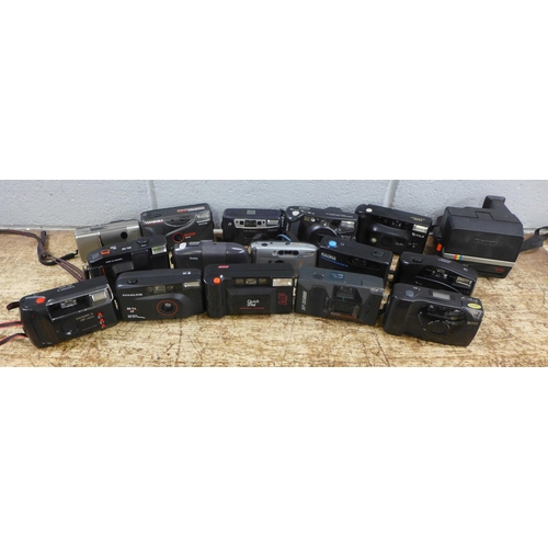 997 - A quantity of cameras **PLEASE NOTE THIS LOT IS NOT ELIGIBLE FOR IN-HOUSE POSTING AND PACKING**