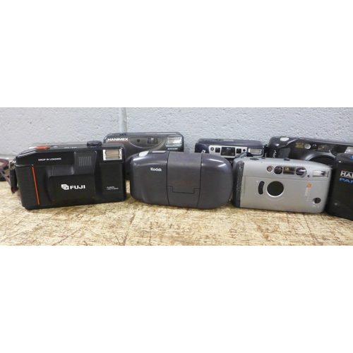 997 - A quantity of cameras **PLEASE NOTE THIS LOT IS NOT ELIGIBLE FOR IN-HOUSE POSTING AND PACKING**