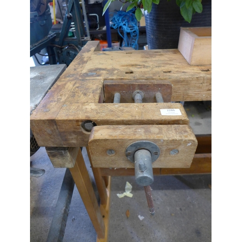 2286 - A joiner's work bench with 2 vices attached