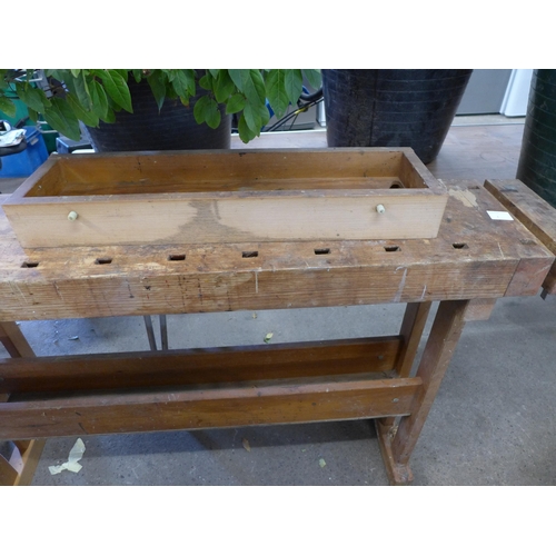 2286 - A joiner's work bench with 2 vices attached