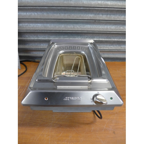 2391 - A Smeg deep fat fryer, as new, in silver and a Smeg indoor grill, used