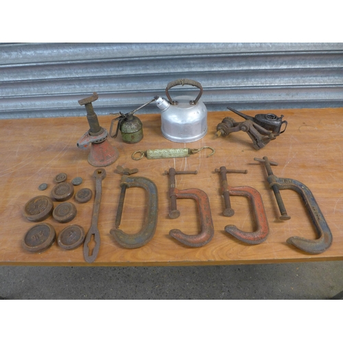 2394 - A box of various items including 4 G-clamps, 2 oil cans, a kettle, a wire puller/small vice grip, a ... 