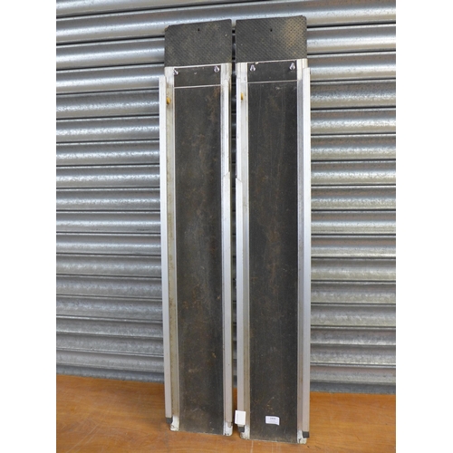 2400 - A pair of aluminium extendable ramps 46