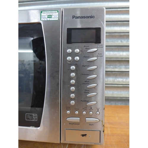 2407 - A Panasonic 900W inverter microwave