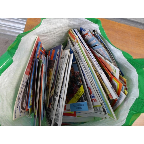 2425 - A bag of assorted football related magazines and programmes