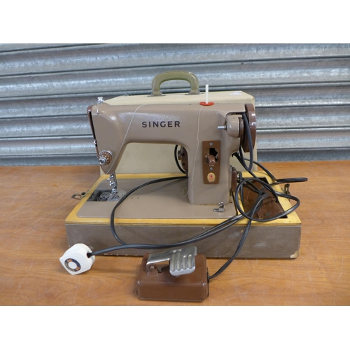 2431 - A vintage Singer CAT BZK 60-12 230v 75w electric sewing machine