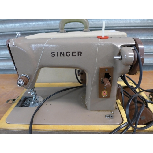 2431 - A vintage Singer CAT BZK 60-12 230v 75w electric sewing machine