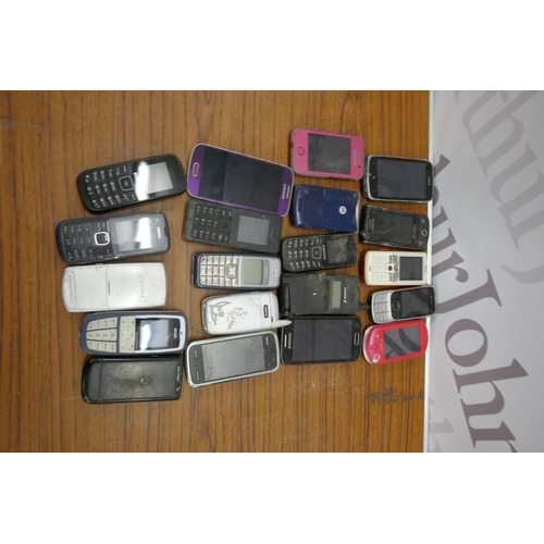 2202 - A quantity of various vintage phones including Nokia, Samsung, Sony, etc.