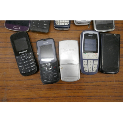 2202 - A quantity of various vintage phones including Nokia, Samsung, Sony, etc.