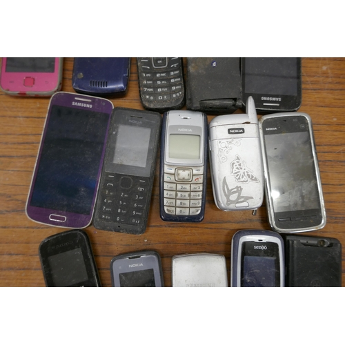 2202 - A quantity of various vintage phones including Nokia, Samsung, Sony, etc.